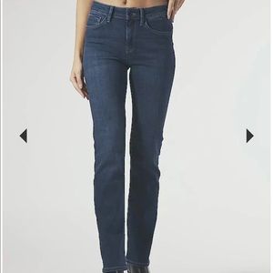 ✨ Moving sale 🚗- 🌟Host Pick-Mavi Dark Wash Molly Mid-rise Jeans, Size 26